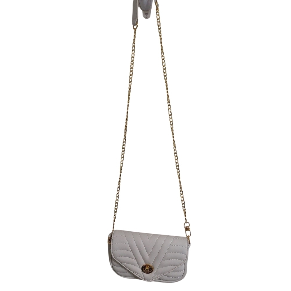 👜 Elegant White Quilted Crossbody Bag with Gold Accent